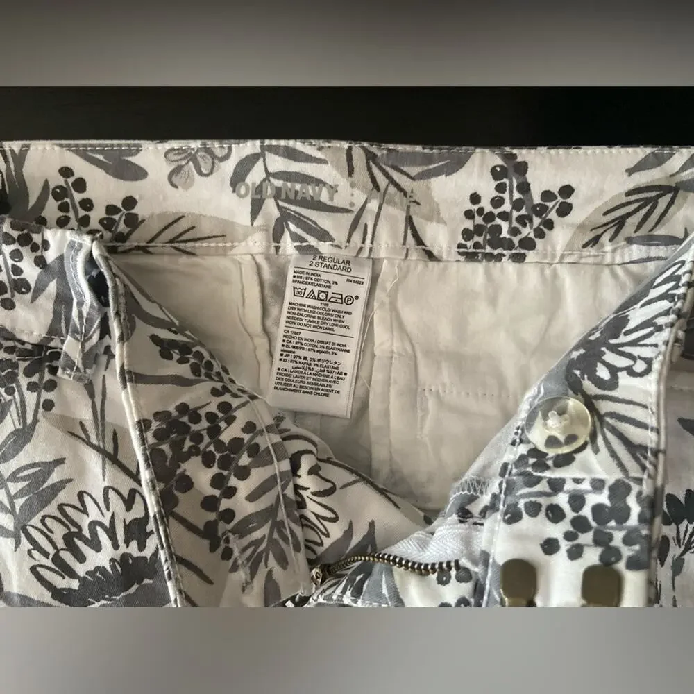 OLD NAVY Grey Floral Pixie Chino Shorts sz 2
